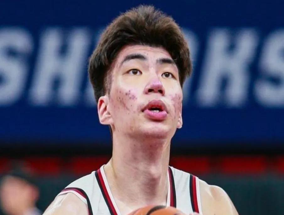莱万多夫斯基新星出色发挥表现突出，瑞士队前途光明！赢得满堂喝彩的简单介绍